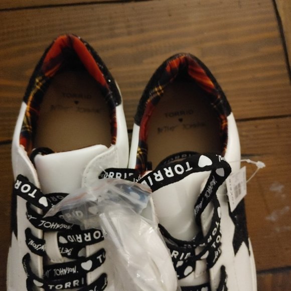 NEW Torrid Betsey Johnson Star Sneakers Size 10W - Picture 4 of 5